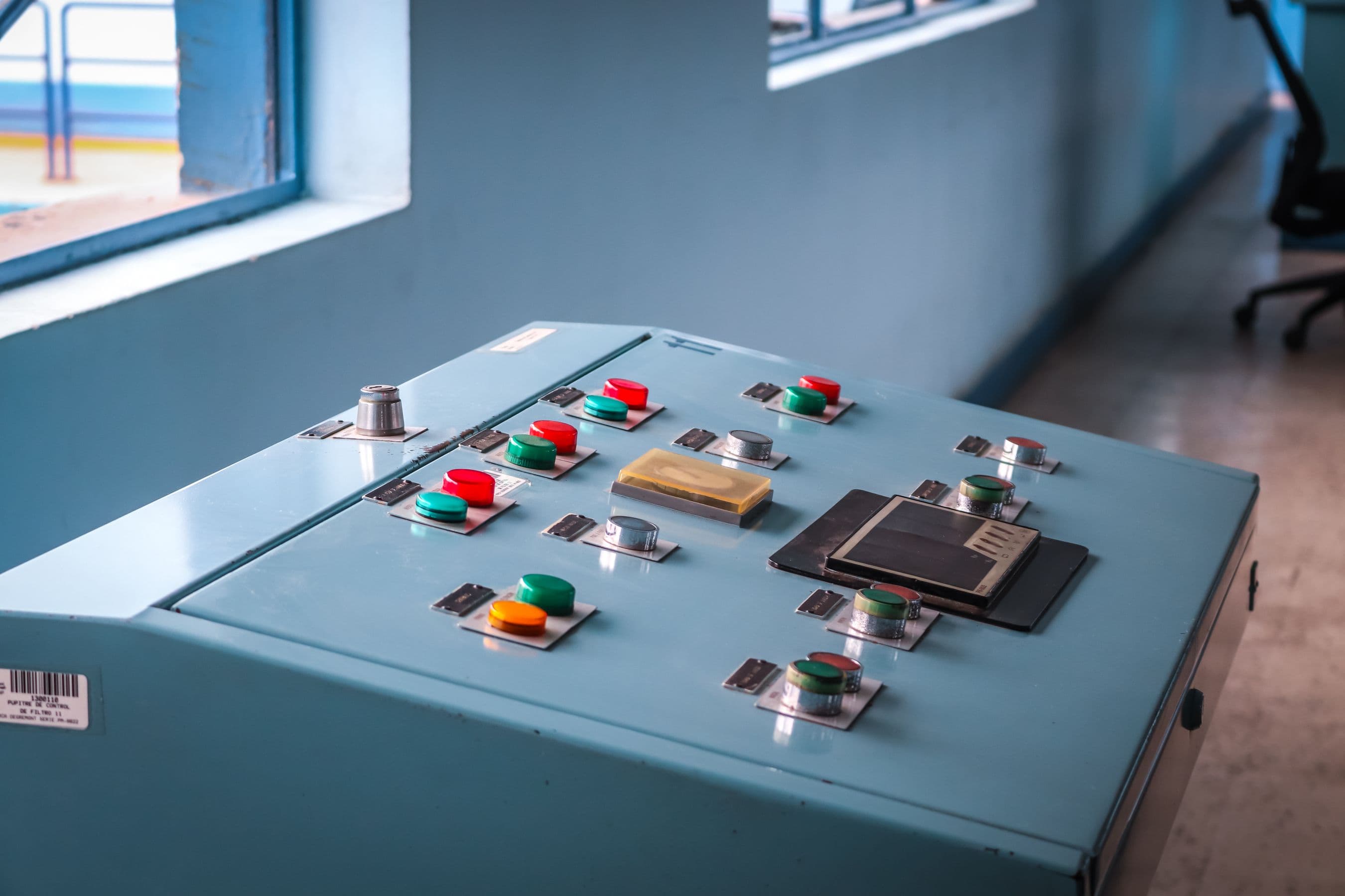 Panel de control industrial en una planta
