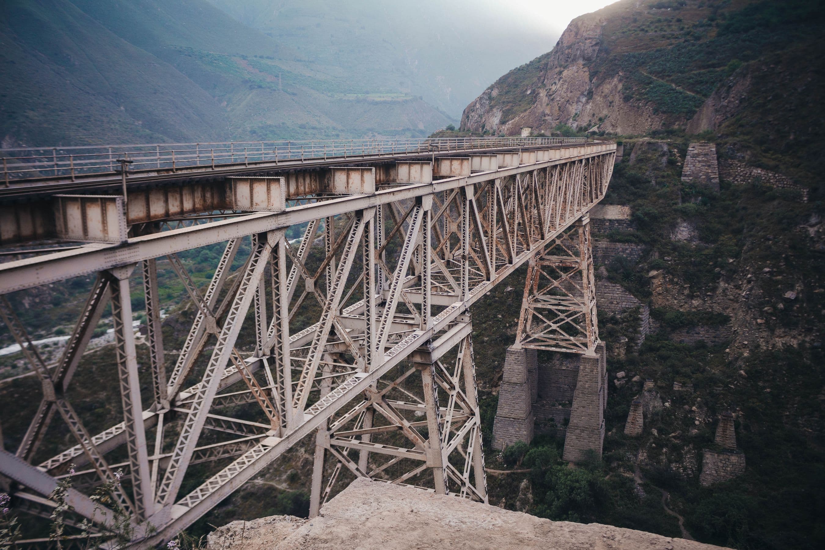 Viaducto ferroviario en los Andes peruanos